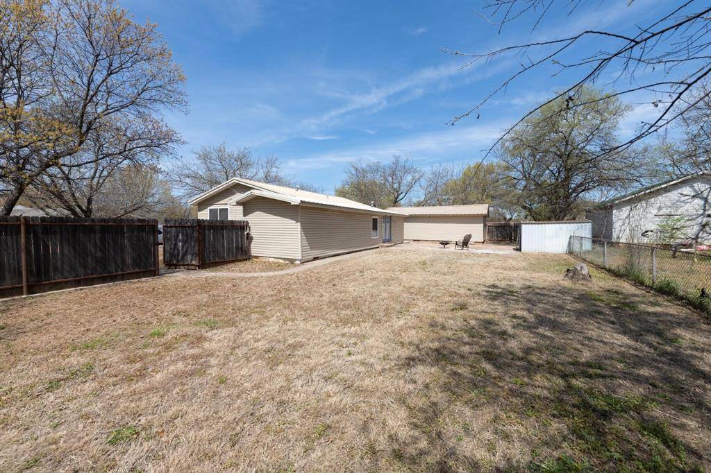 Henrietta, TX 76365,402 S Red River