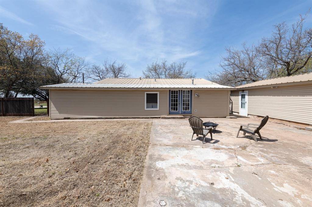 Henrietta, TX 76365,402 S Red River