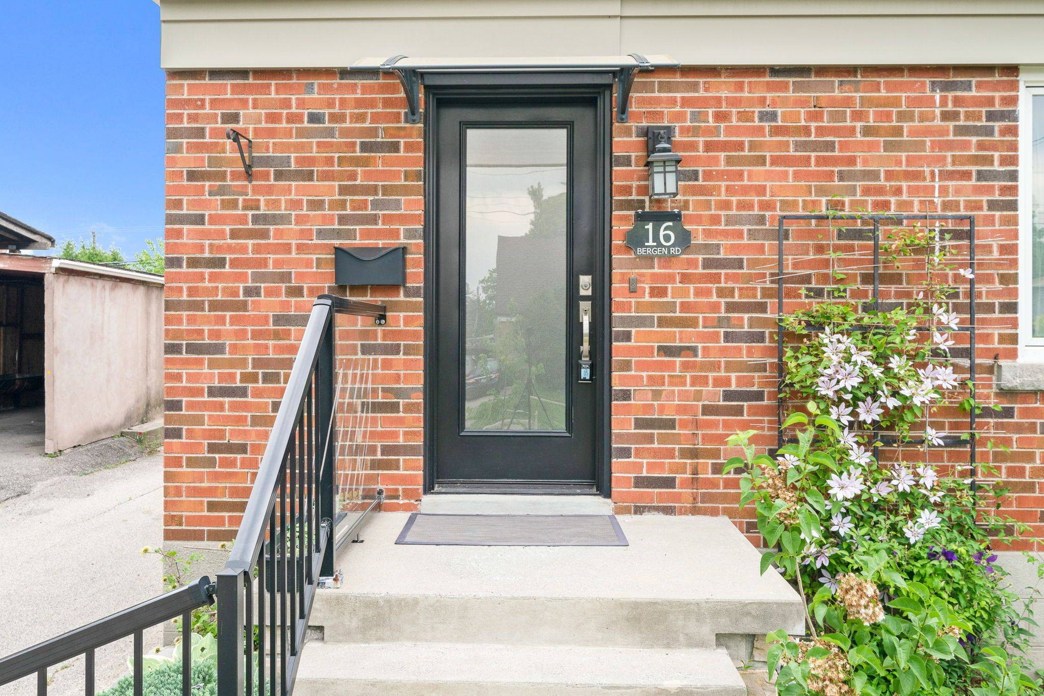 Toronto E04, ON M1P 1R9,16 Bergen UPPER AVE