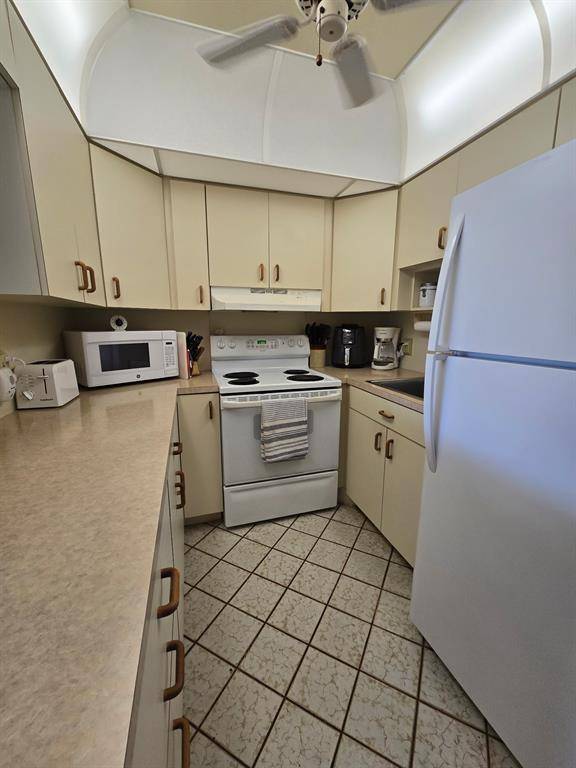 Deerfield Beach, FL 33442,111 Lyndhurst #111