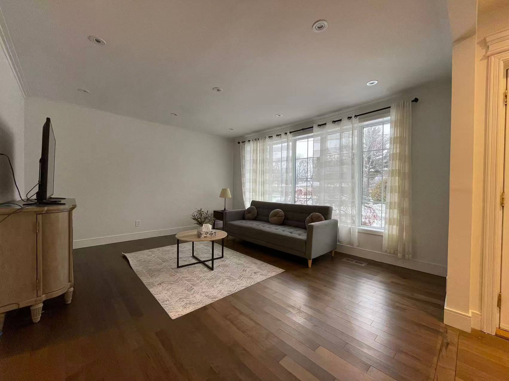 Richmond Hill, ON L4C 2V5,382 Lynett CRES #MAIN FLOOR