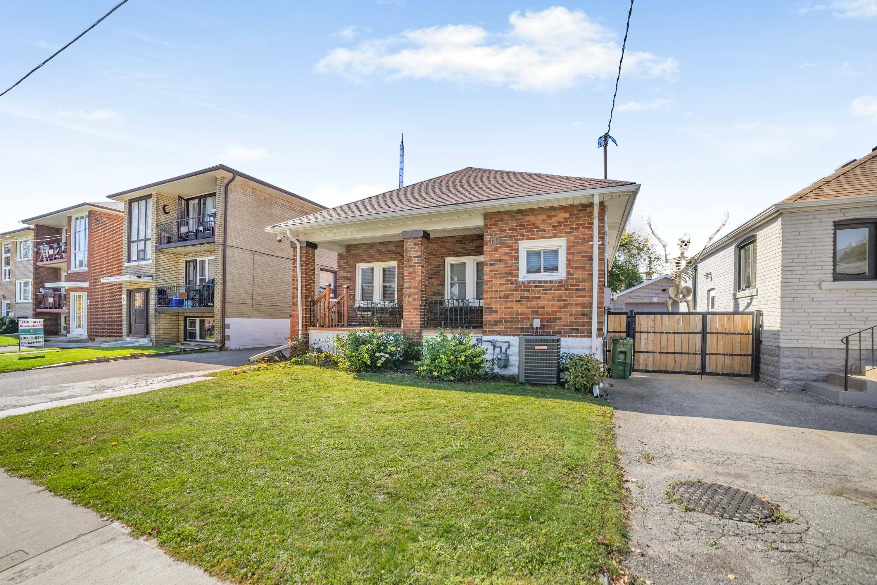 Toronto W06, ON M8V 3L3,10 Nineteenth ST #Front Unit