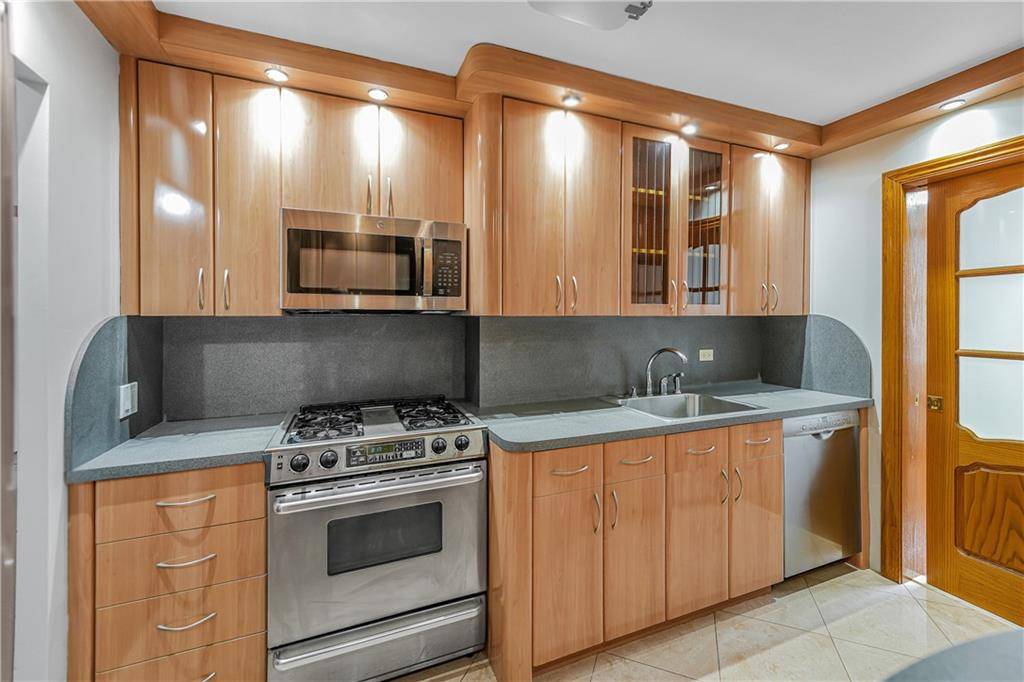 Brooklyn, NY 11235,35 Seacoast TER #8A