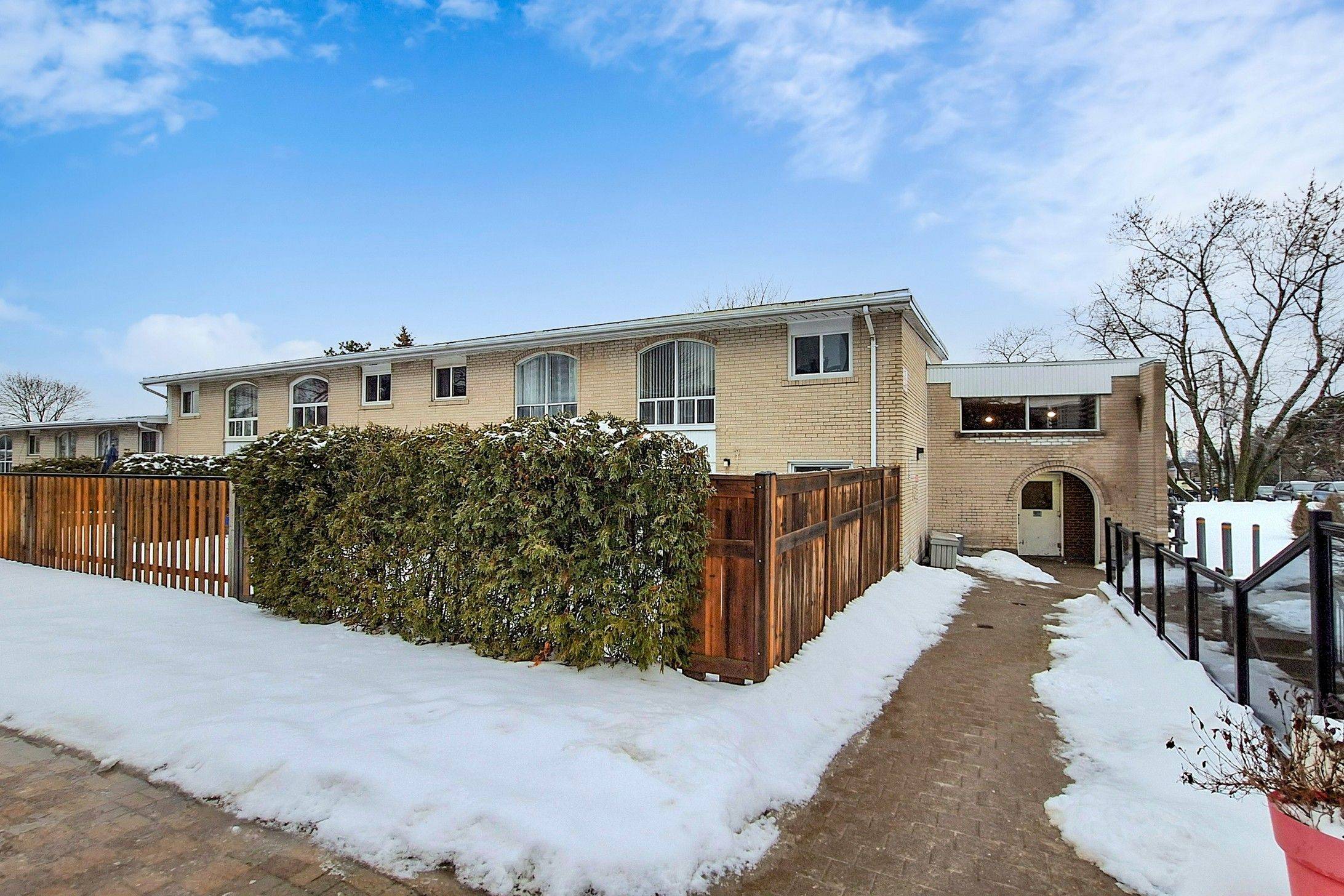 Toronto C15, ON M2J 2C5,25 Esterbrooke AVE #118