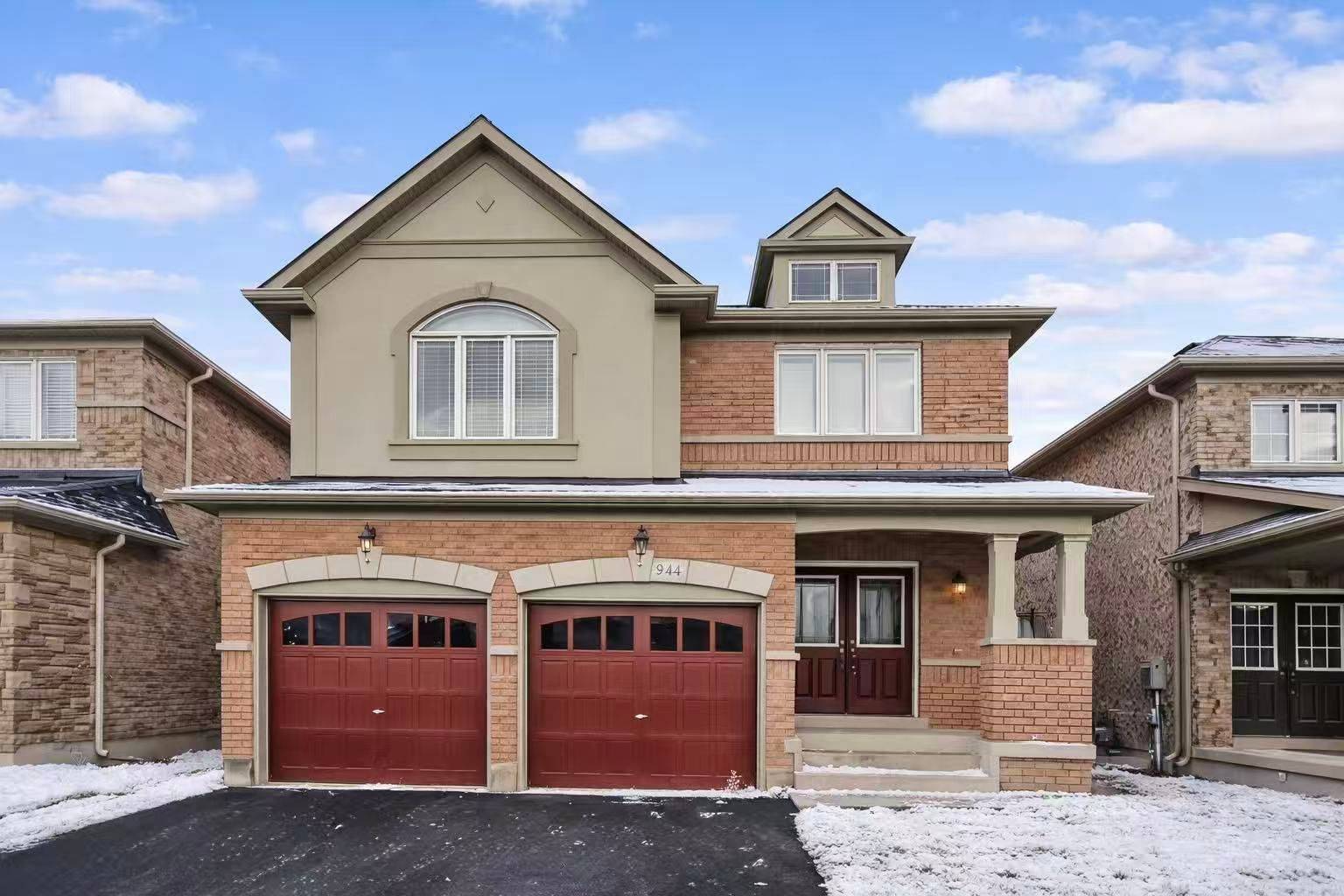 Aurora, ON L4G 0J3,84 Lewis Honey DR