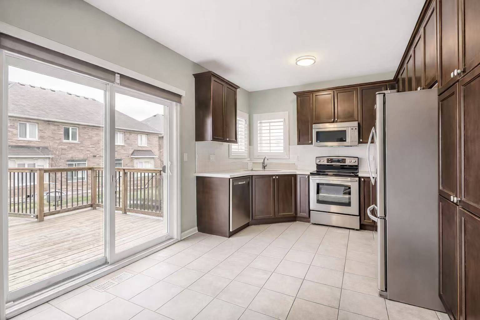 Aurora, ON L4G 0J3,84 Lewis Honey DR