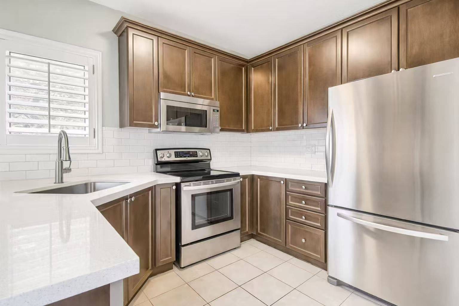 Aurora, ON L4G 0J3,84 Lewis Honey DR