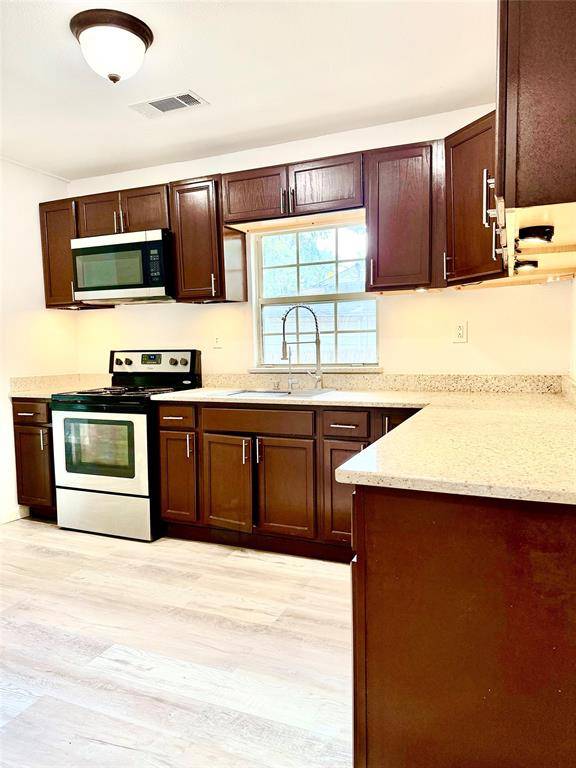 Kaufman, TX 75142,605 E Hickory Street