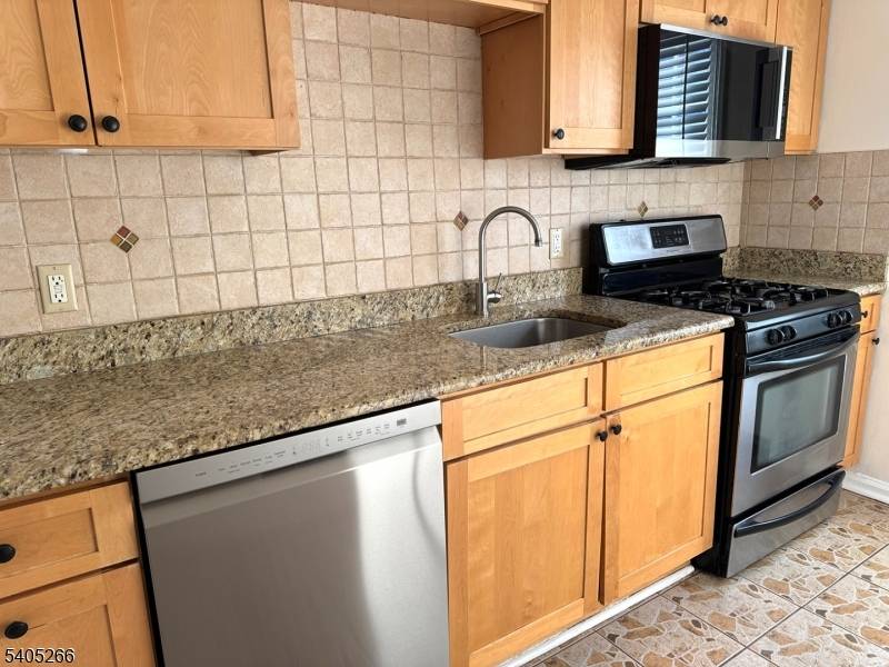 Summit City, NJ 07901,390 Morris Ave #35