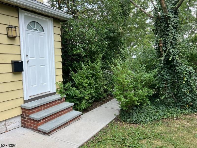 Clifton City, NJ 07011,420 Lakeview Ave #1R