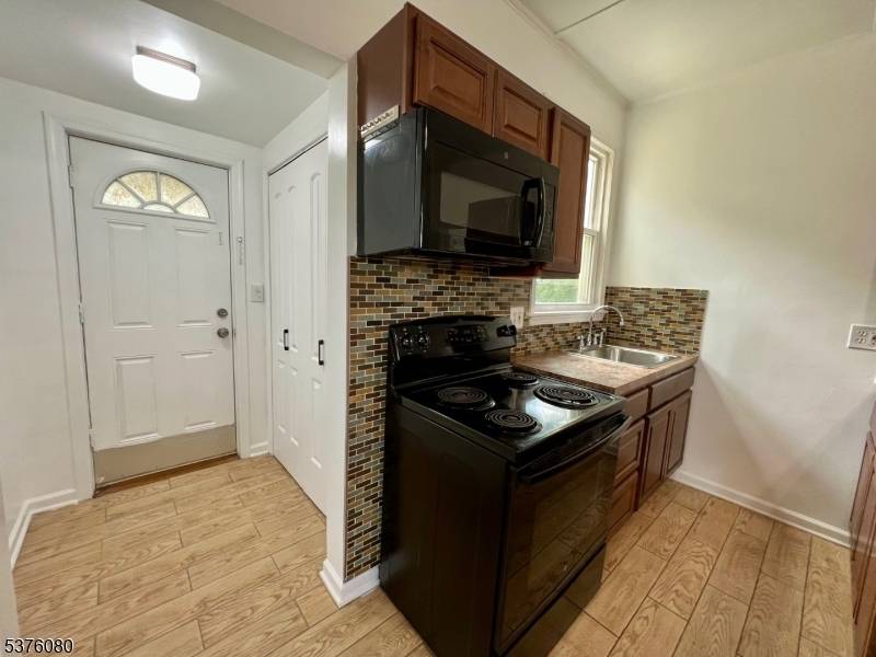 Clifton City, NJ 07011,420 Lakeview Ave #1R