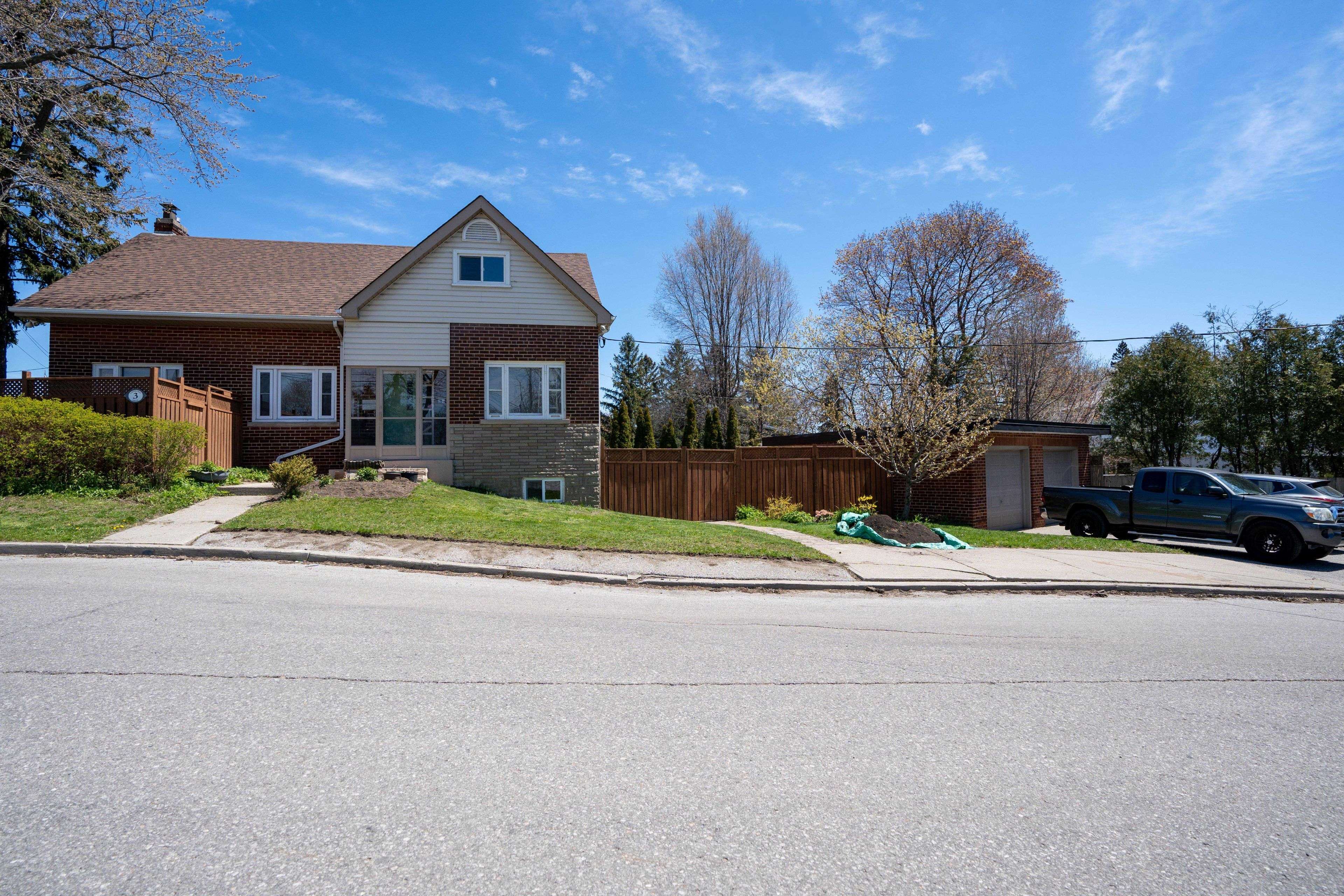 Toronto E06, ON M1N 1G7,3 Lakehurst DR #B