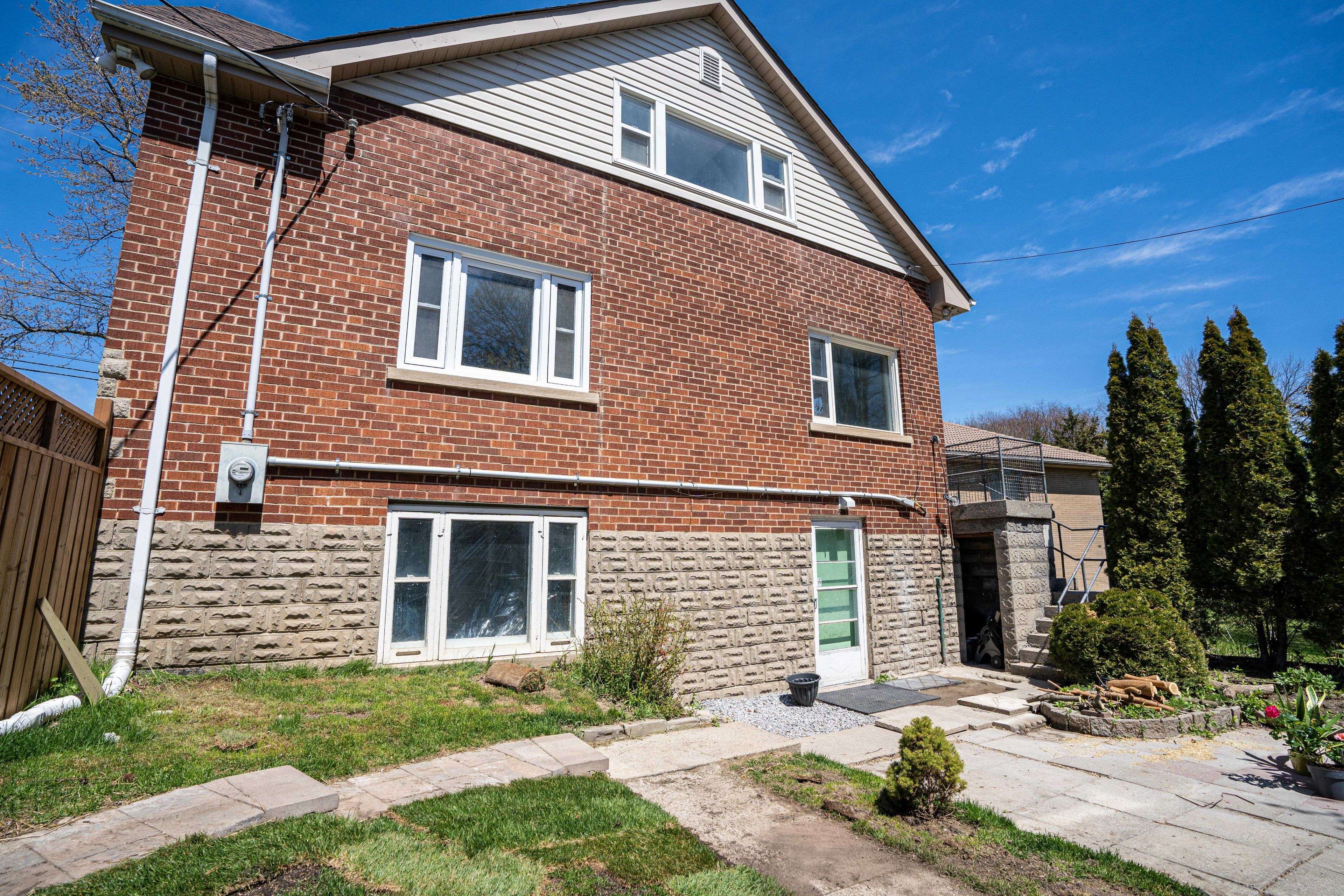 Toronto E06, ON M1N 1G7,3 Lakehurst DR #B