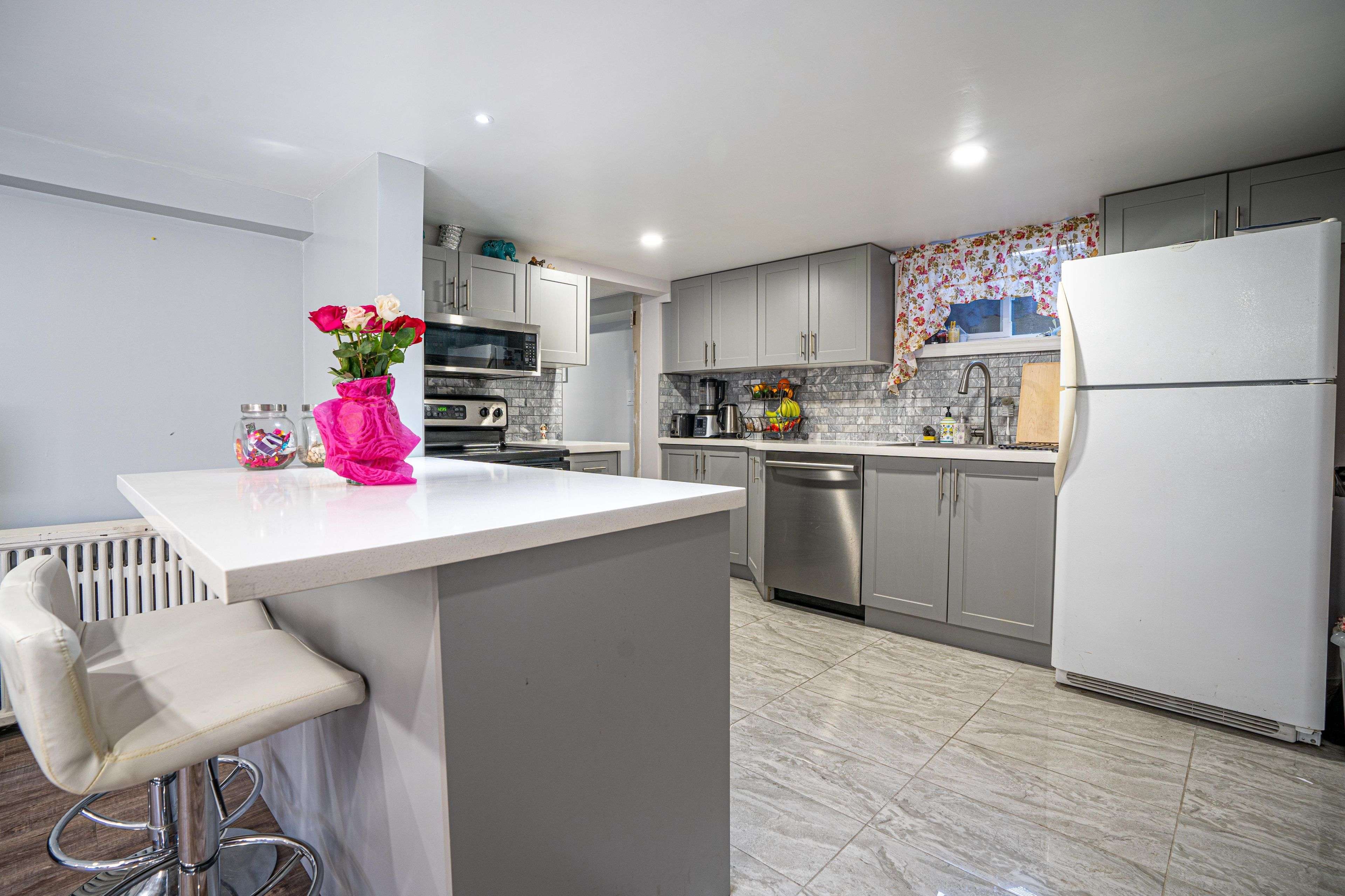 Toronto E06, ON M1N 1G7,3 Lakehurst DR #B