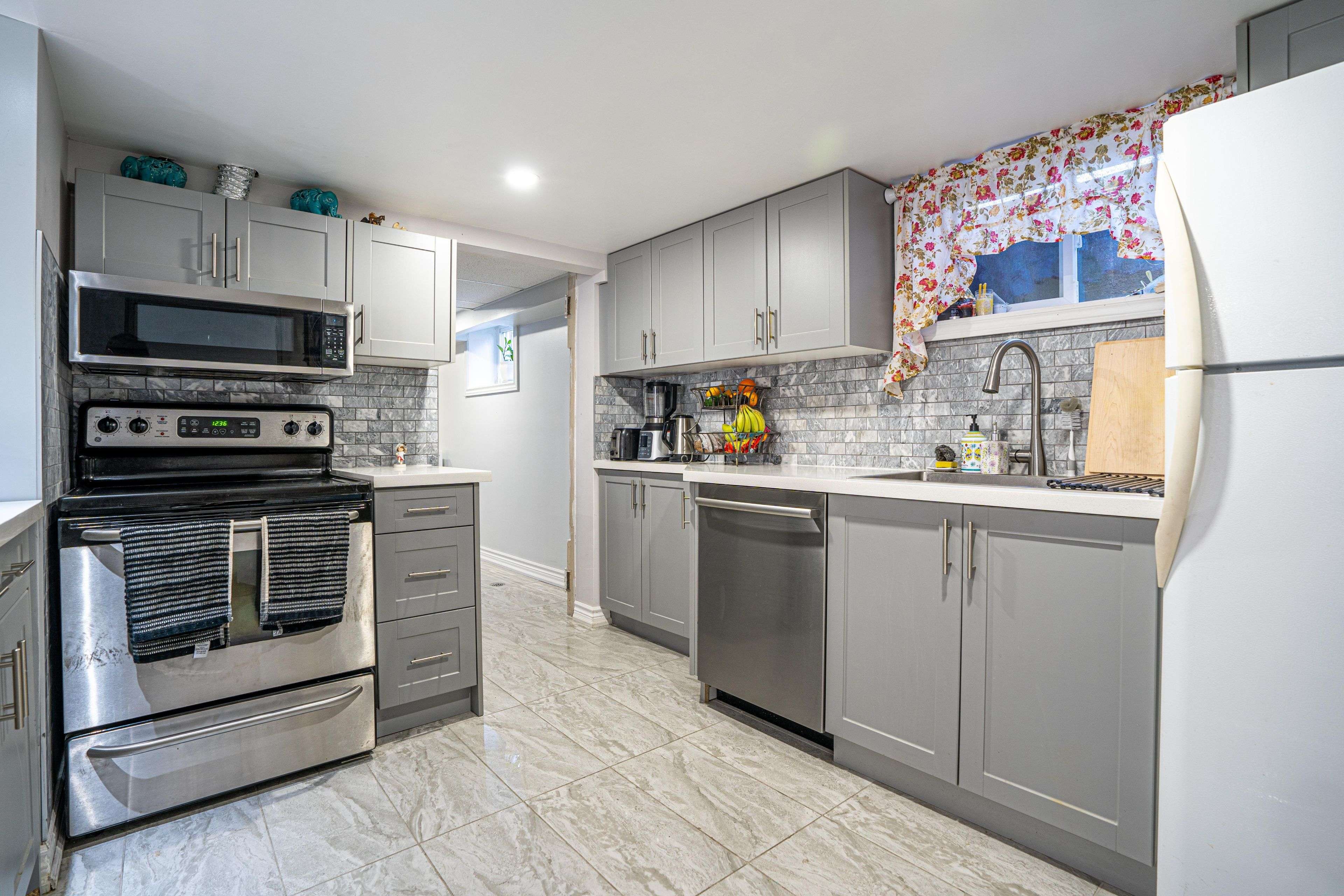 Toronto E06, ON M1N 1G7,3 Lakehurst DR #B