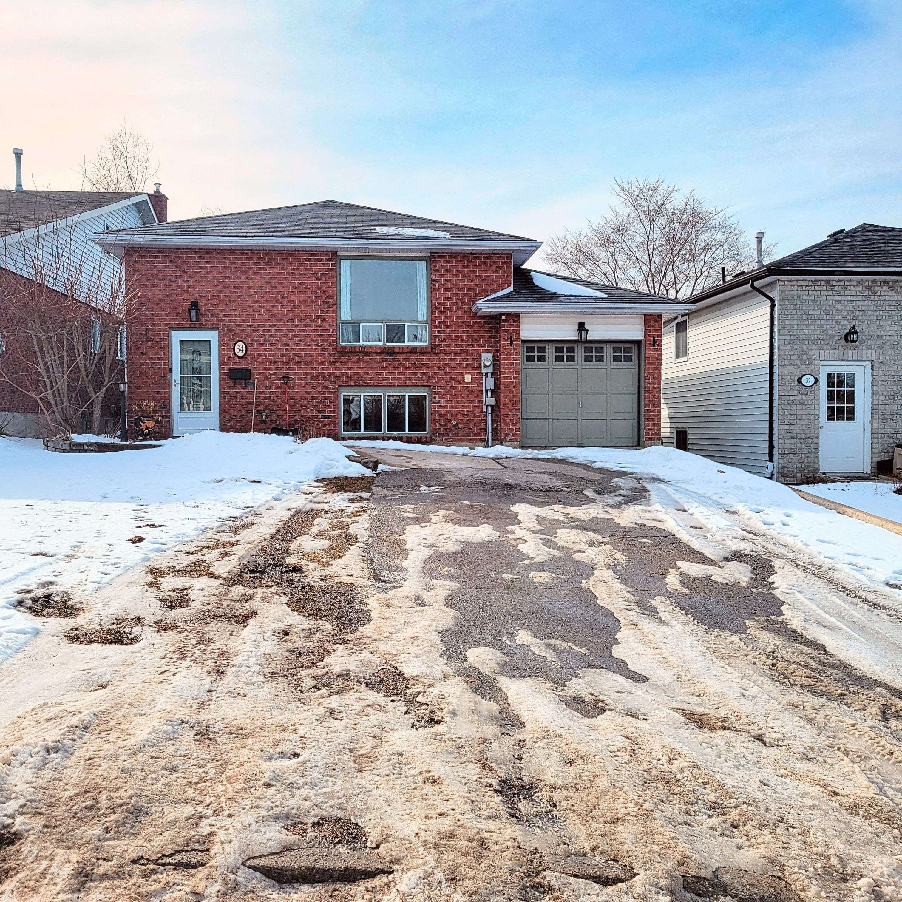 Barrie, ON L4N 6H1,34 McConkey PL #Upper
