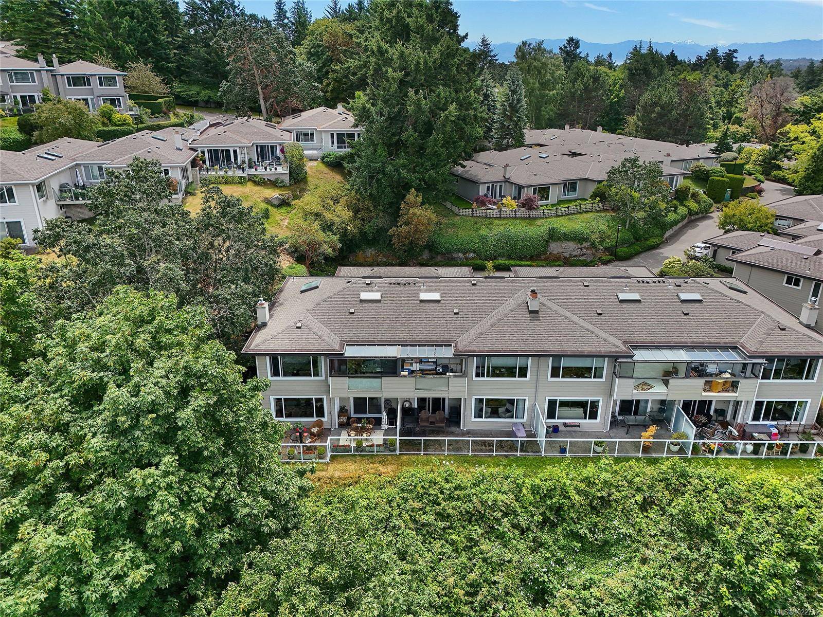 Saanich, BC V8N 5X5,2829 Arbutus Rd #913