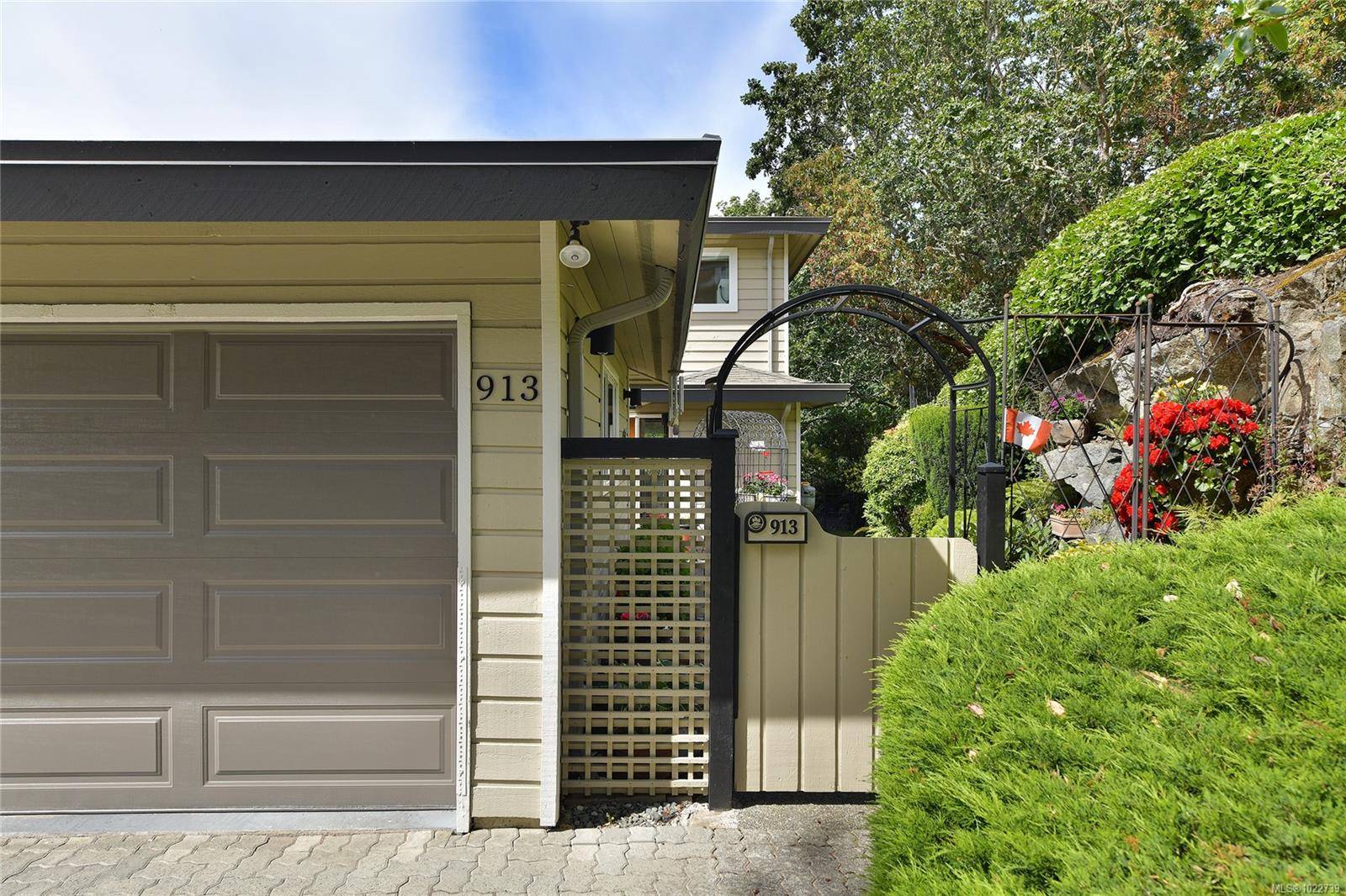 Saanich, BC V8N 5X5,2829 Arbutus Rd #913