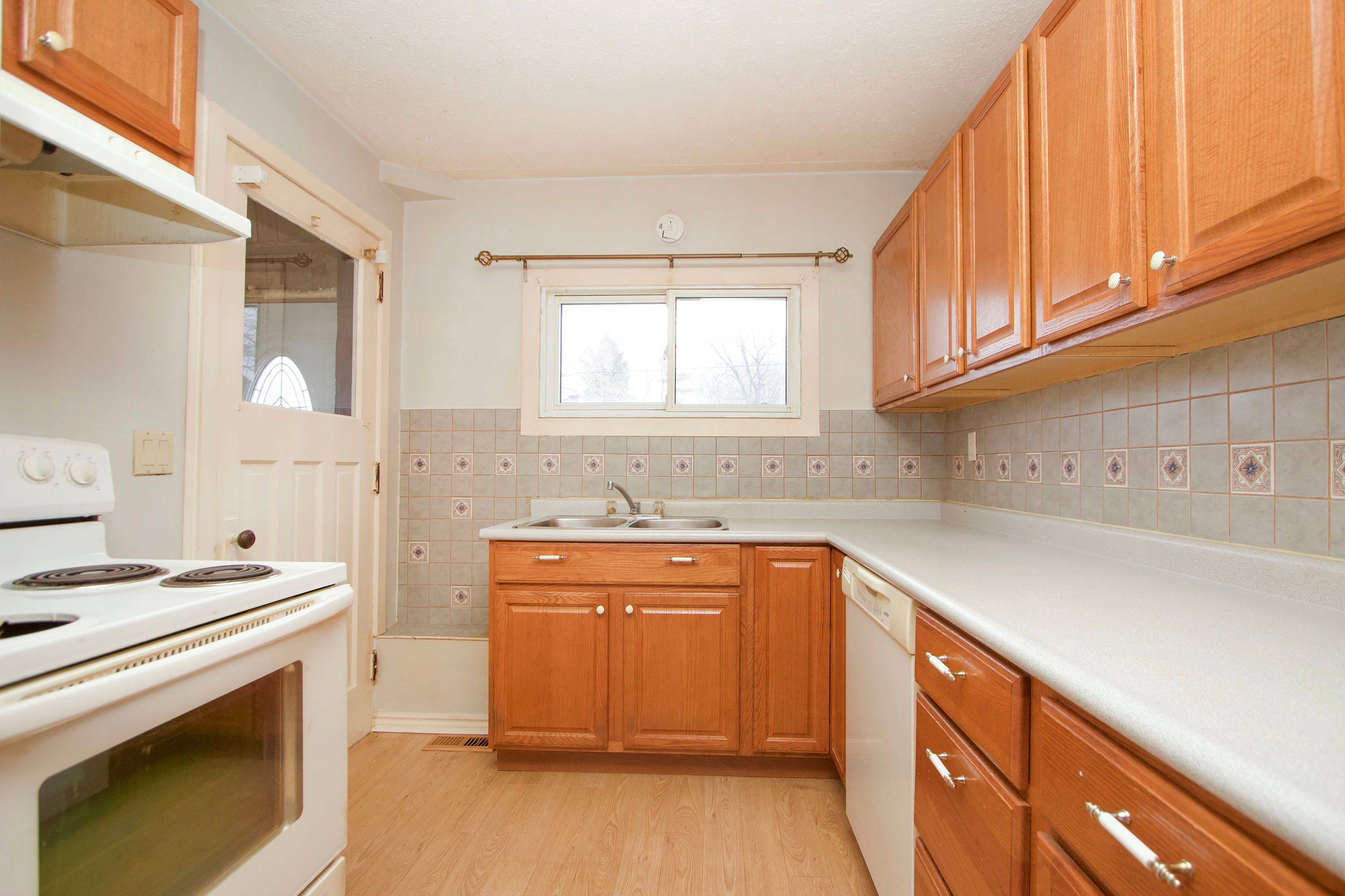 Oshawa, ON L1H 4W2,754 Gifford ST