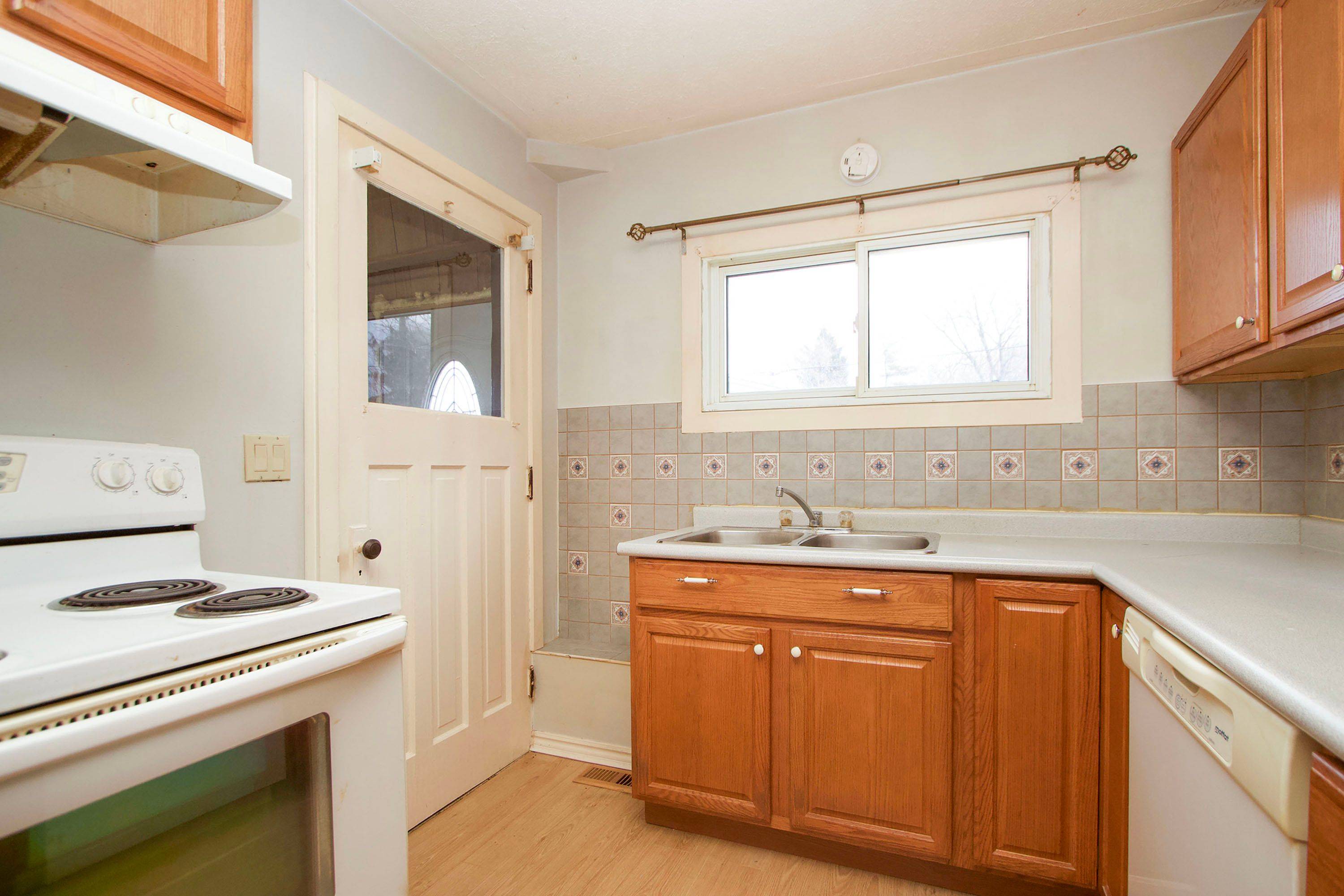 Oshawa, ON L1H 4W2,754 Gifford ST