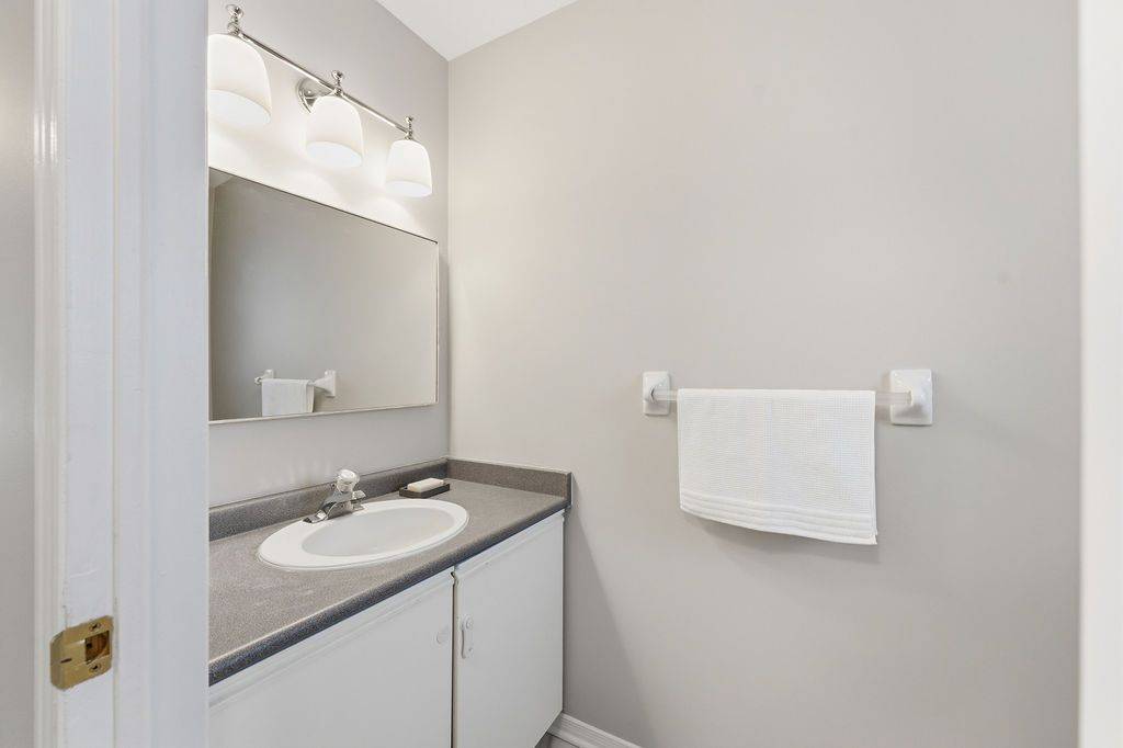 Kanata, ON K2M 2J1,34 Furlong CRES