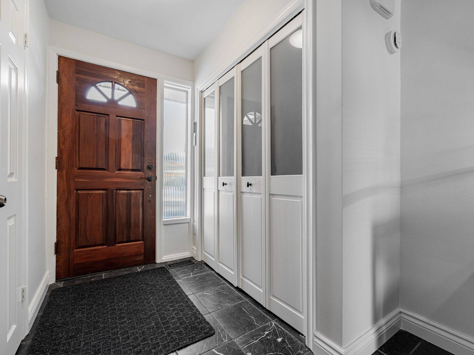 Toronto E10, ON M1E 3M1,36 Ravenview DR