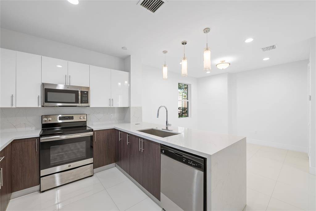 Fort Lauderdale, FL 33315,324 SW 14th Ct #324