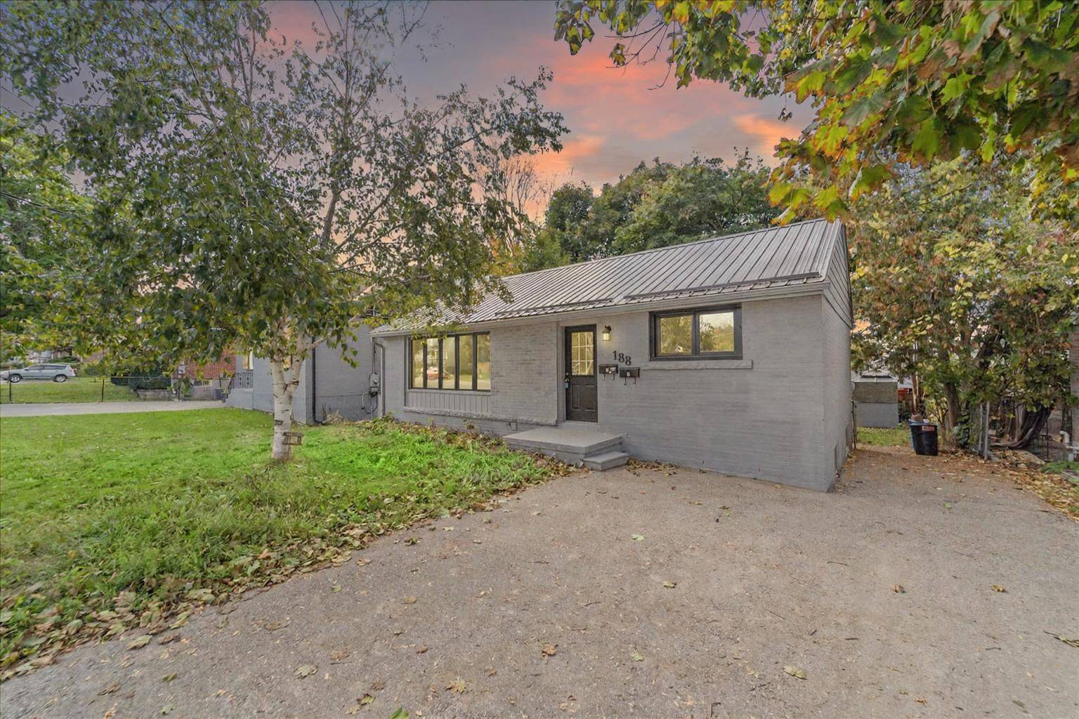 Barrie, ON L4M 3Z4,188 St Vincent ST #MAIN