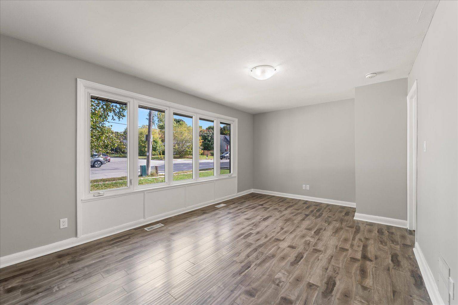 Barrie, ON L4M 3Z4,188 St Vincent ST #MAIN