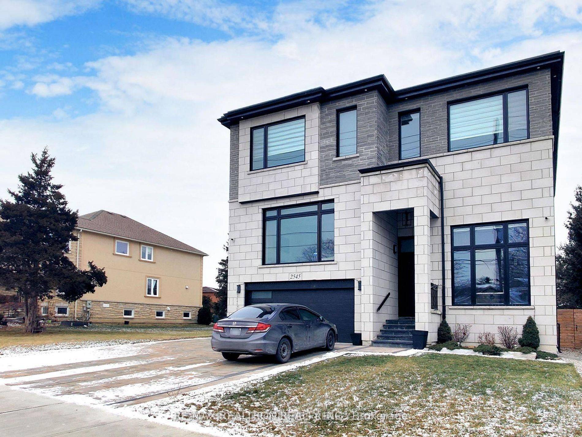 Mississauga, ON L5C 1Y1,2545 Glengarry RD