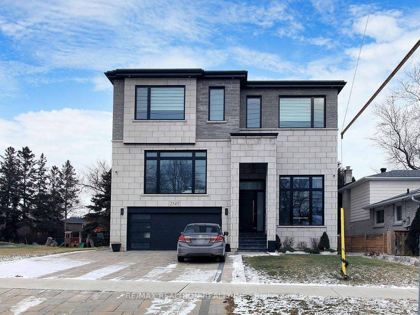 Mississauga, ON L5C 1Y1,2545 Glengarry RD