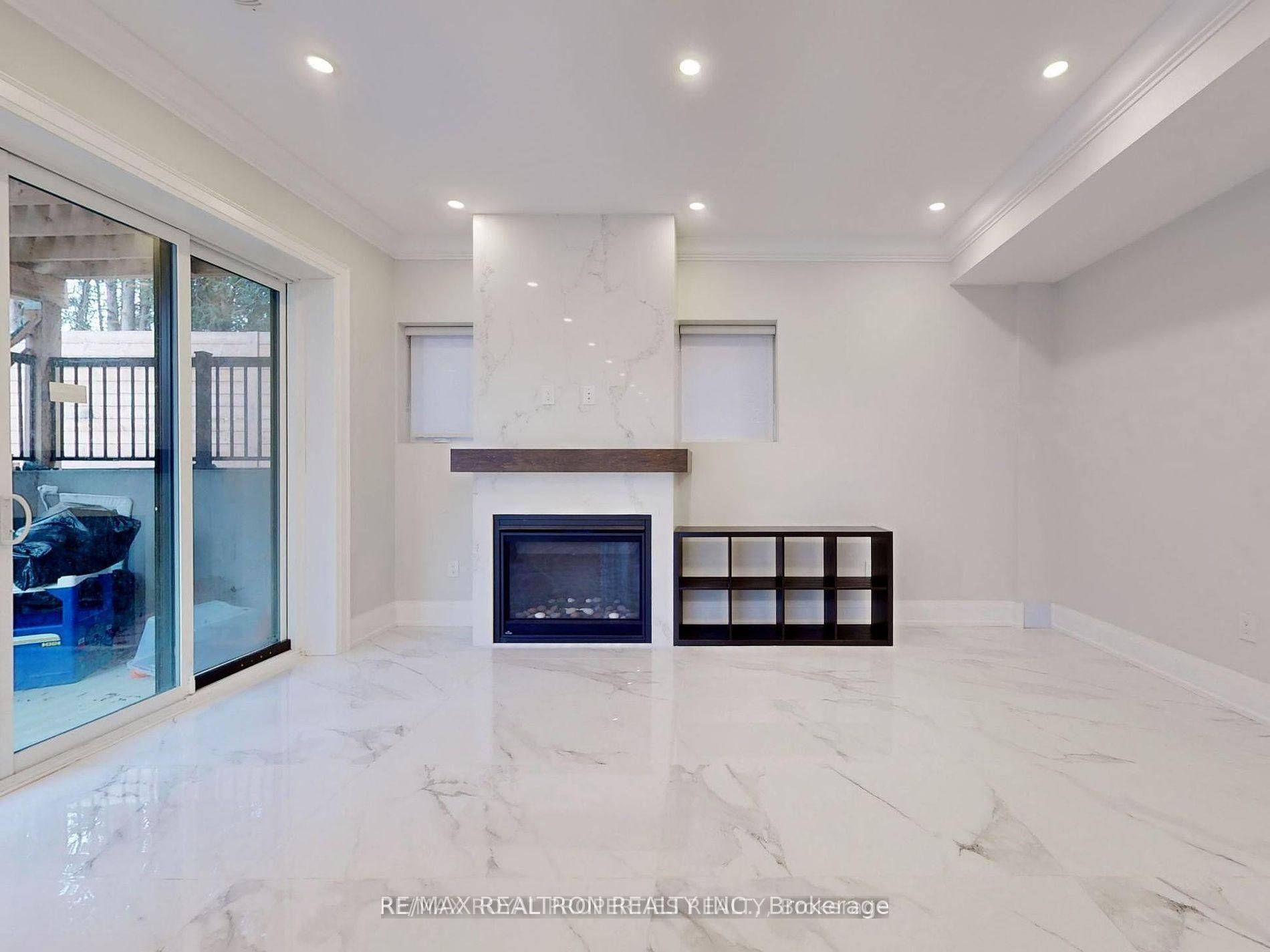 Mississauga, ON L5C 1Y1,2545 Glengarry RD