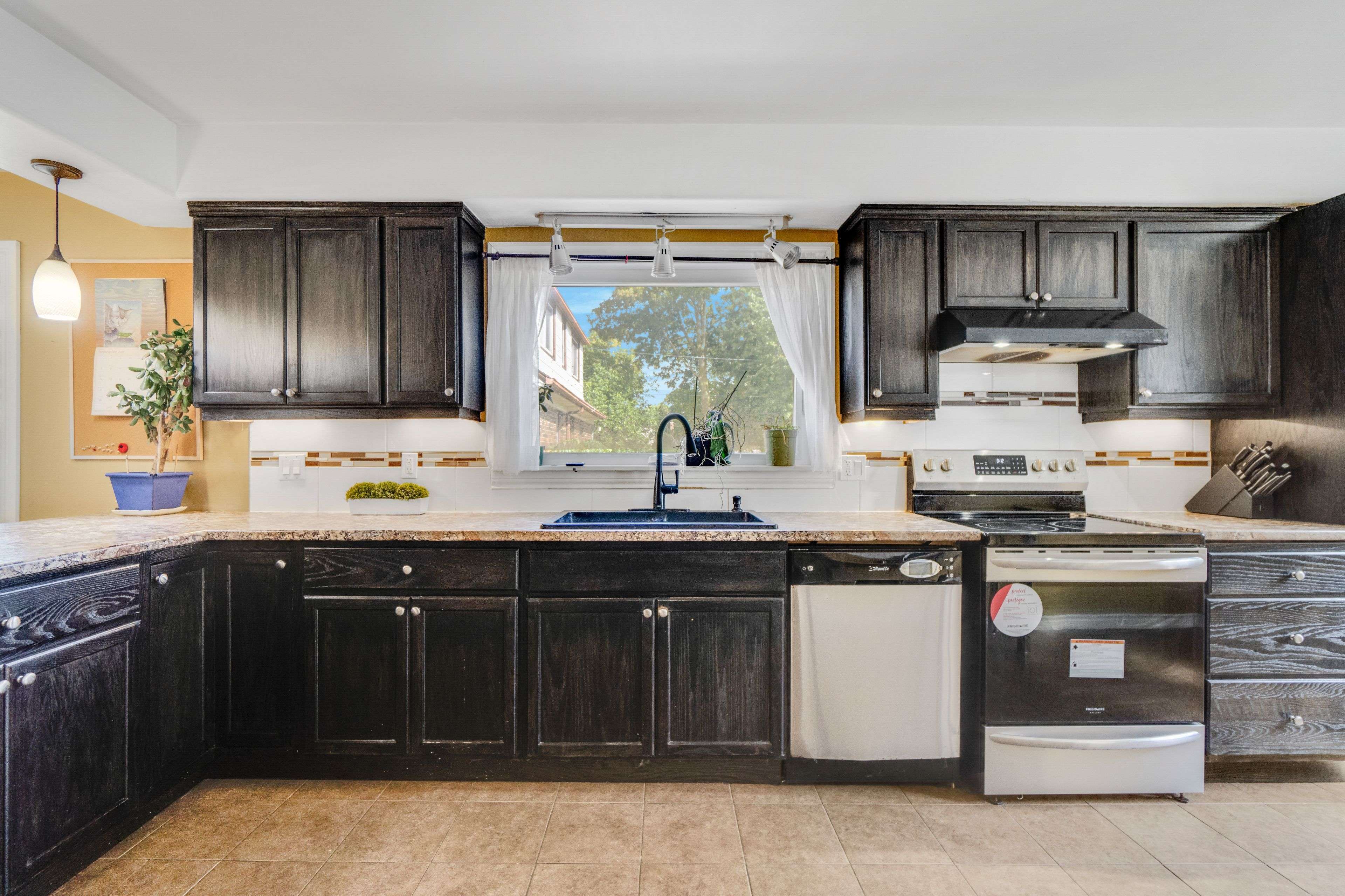 Niagara Falls, ON L2E 5Z2,6440 Crawford ST