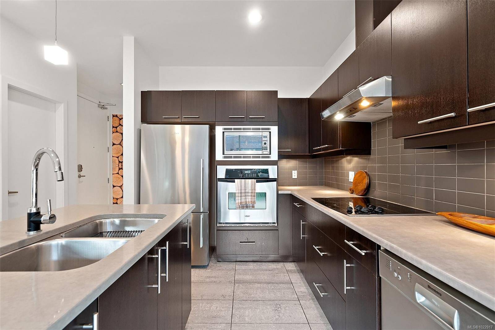 Victoria, BC V8W 3E9,732 Broughton St #404