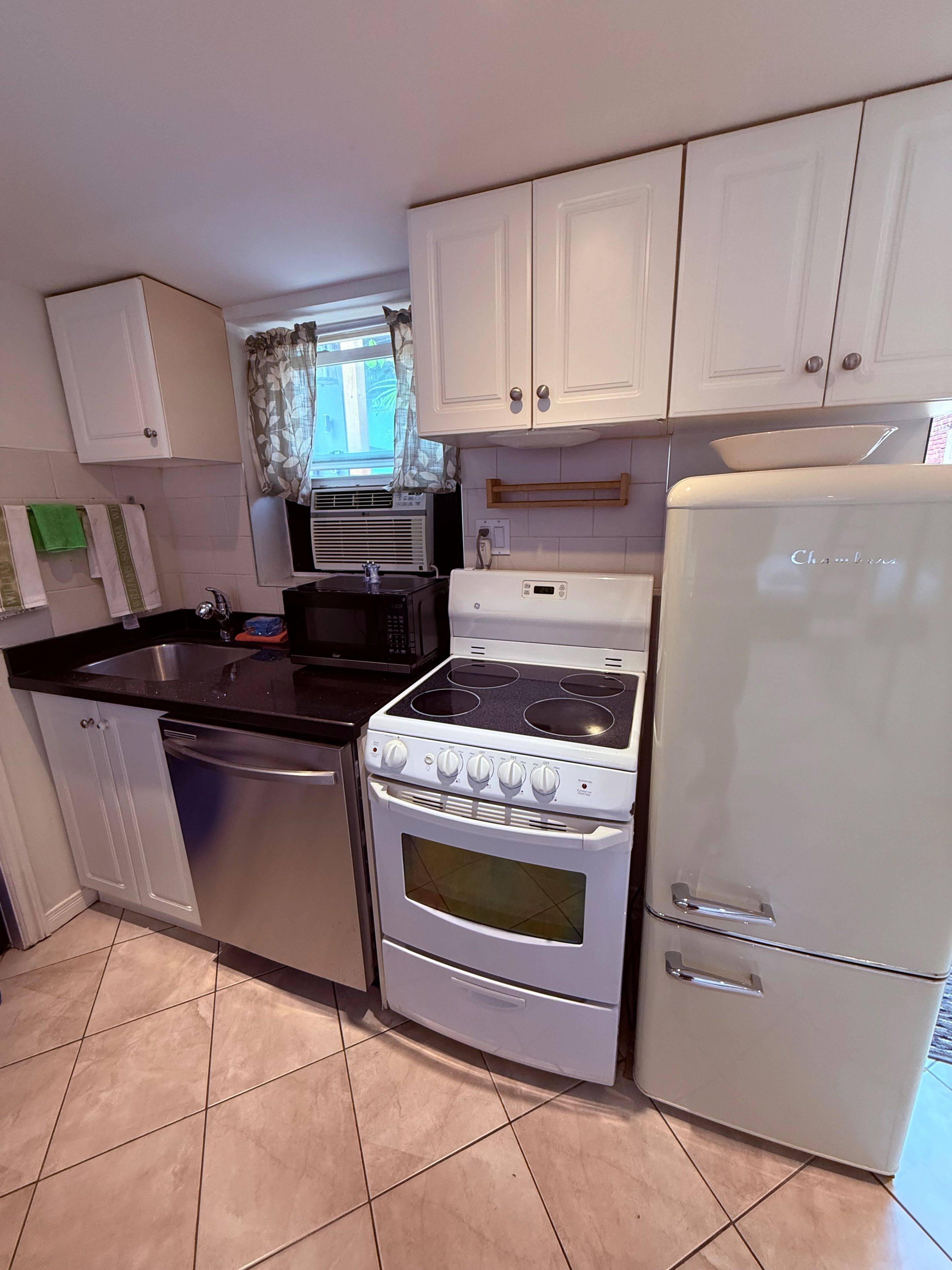 Toronto C01, ON M5T 1N1,43 Cecil ST #Rear