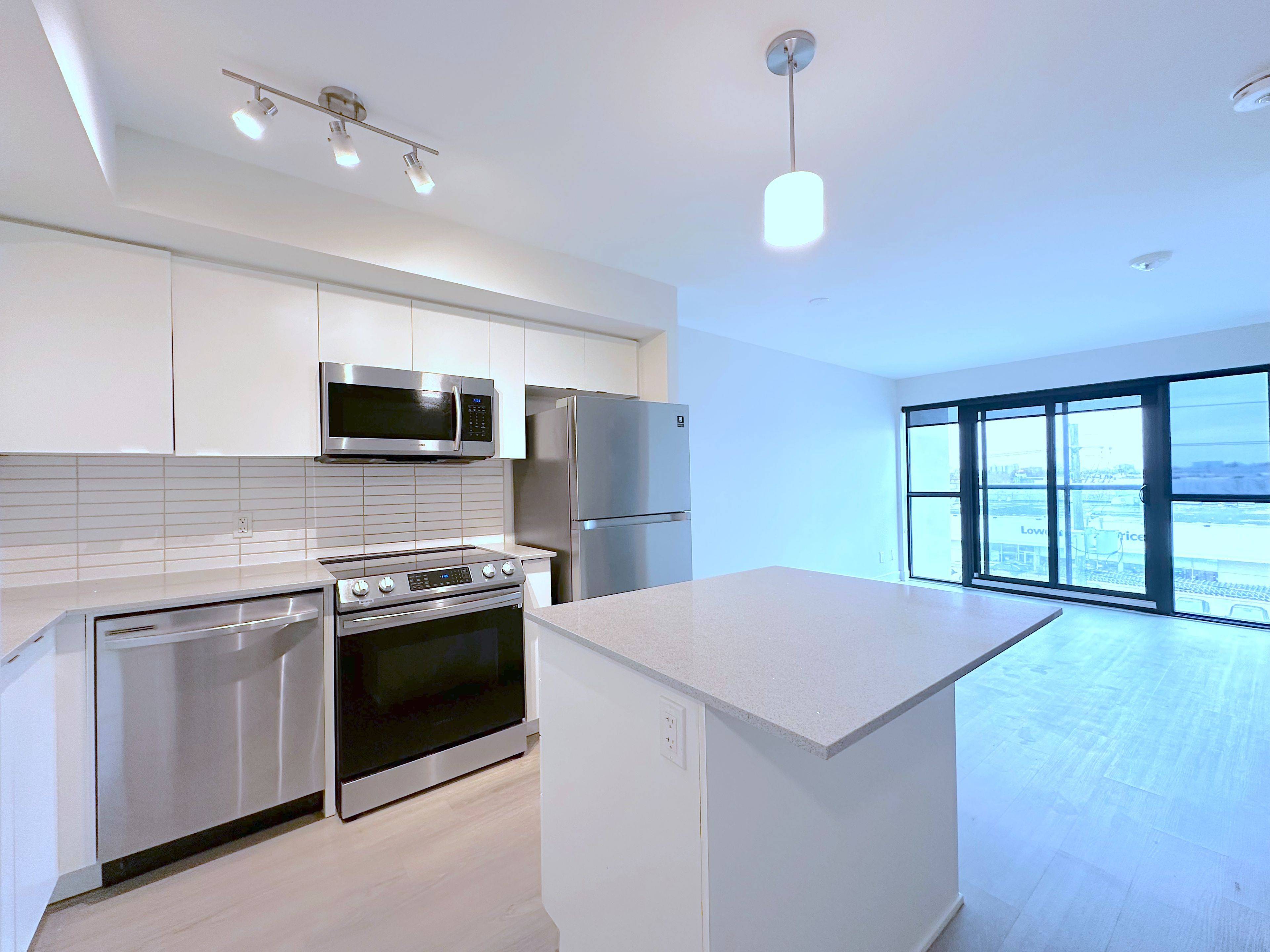 Toronto W02, ON M6S 2S2,3385 Dundas ST W #409