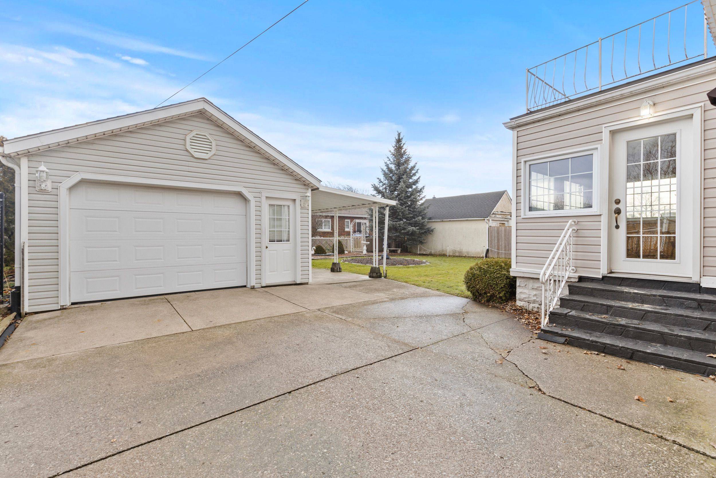 Welland, ON L3B 1N7,246 Scholfield AVE S