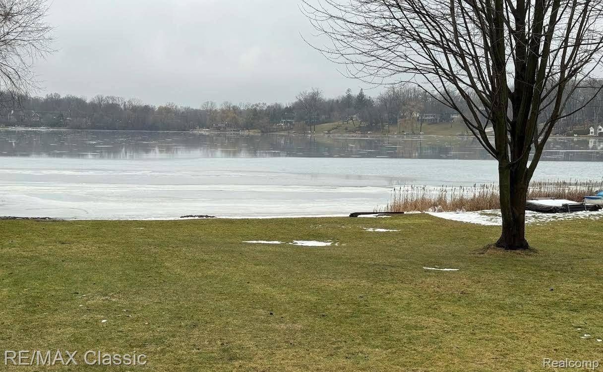 Bloomfield Hills, MI 48301,5760 Monterey CT