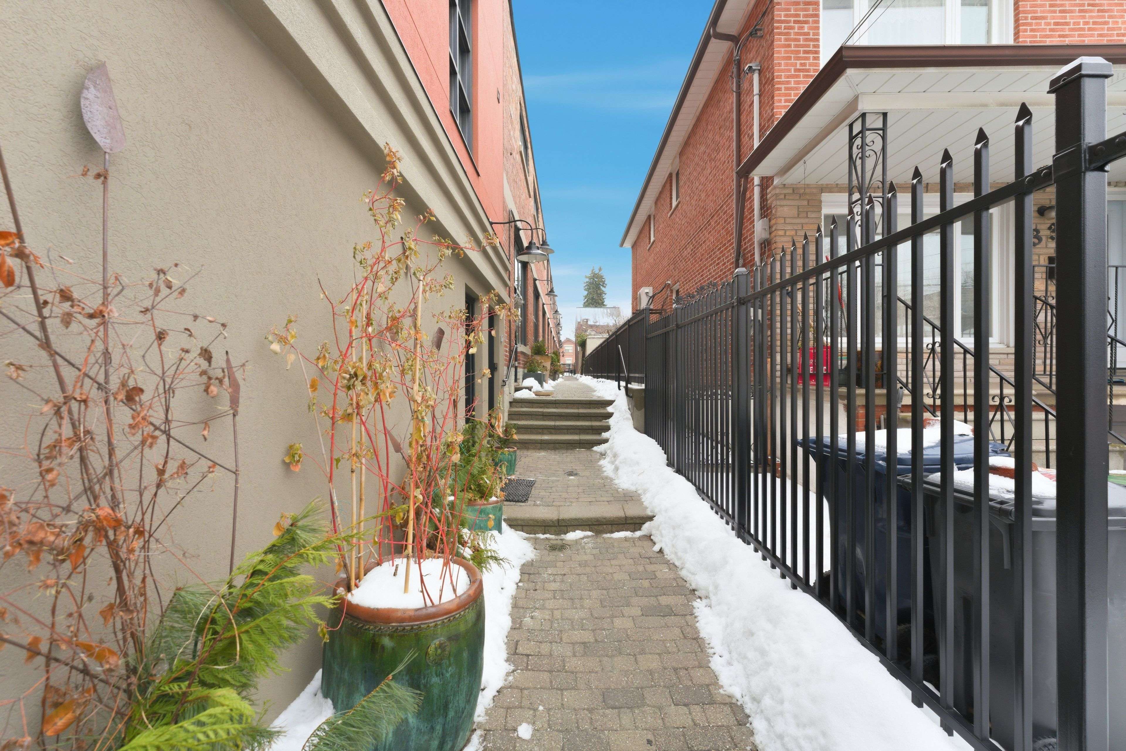 Toronto C01, ON M6G 2Y5,200 Clinton ST #12