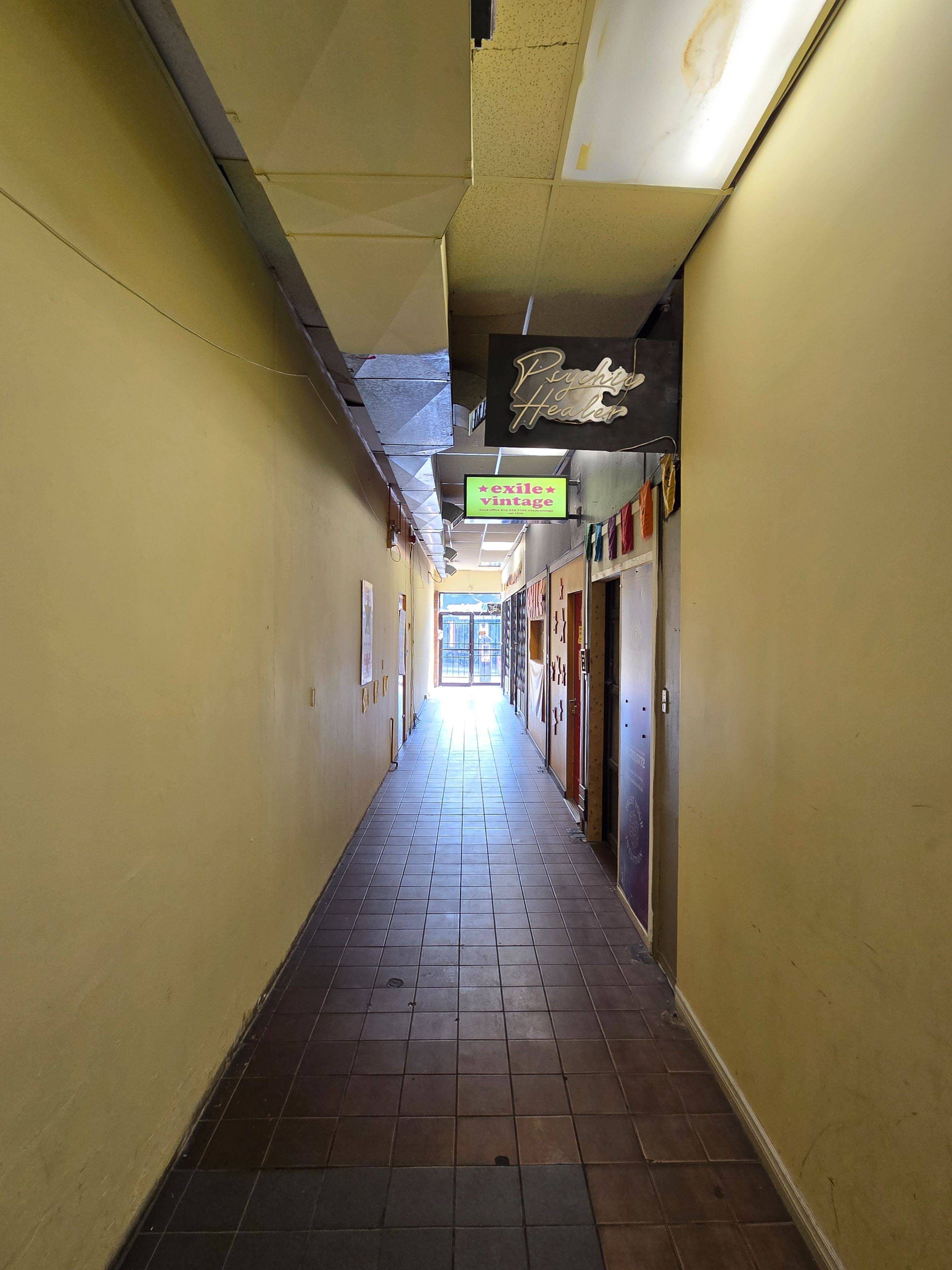 Toronto C01, ON M5T 2K1,60 Kensington AVE