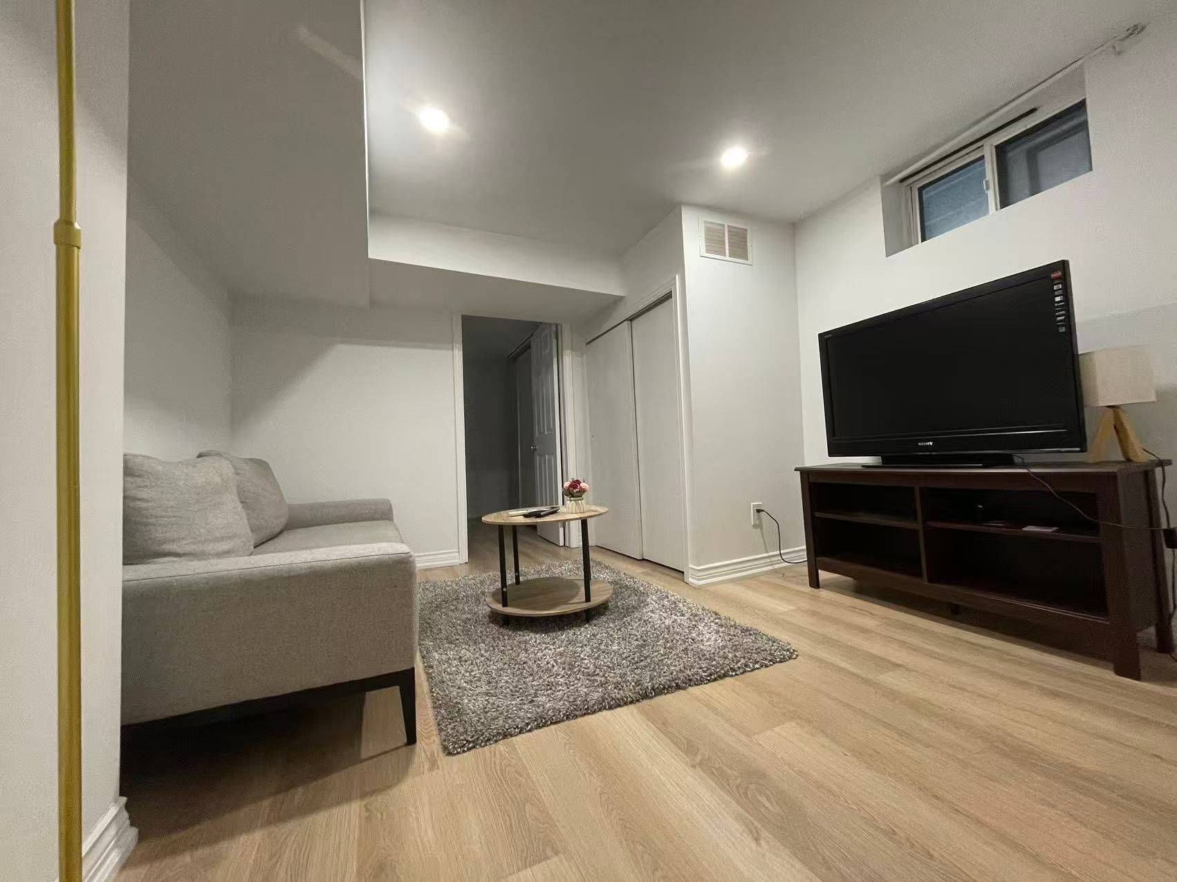 Richmond Hill, ON L4C 2V5,382 Lynett CRES #BASEMENT