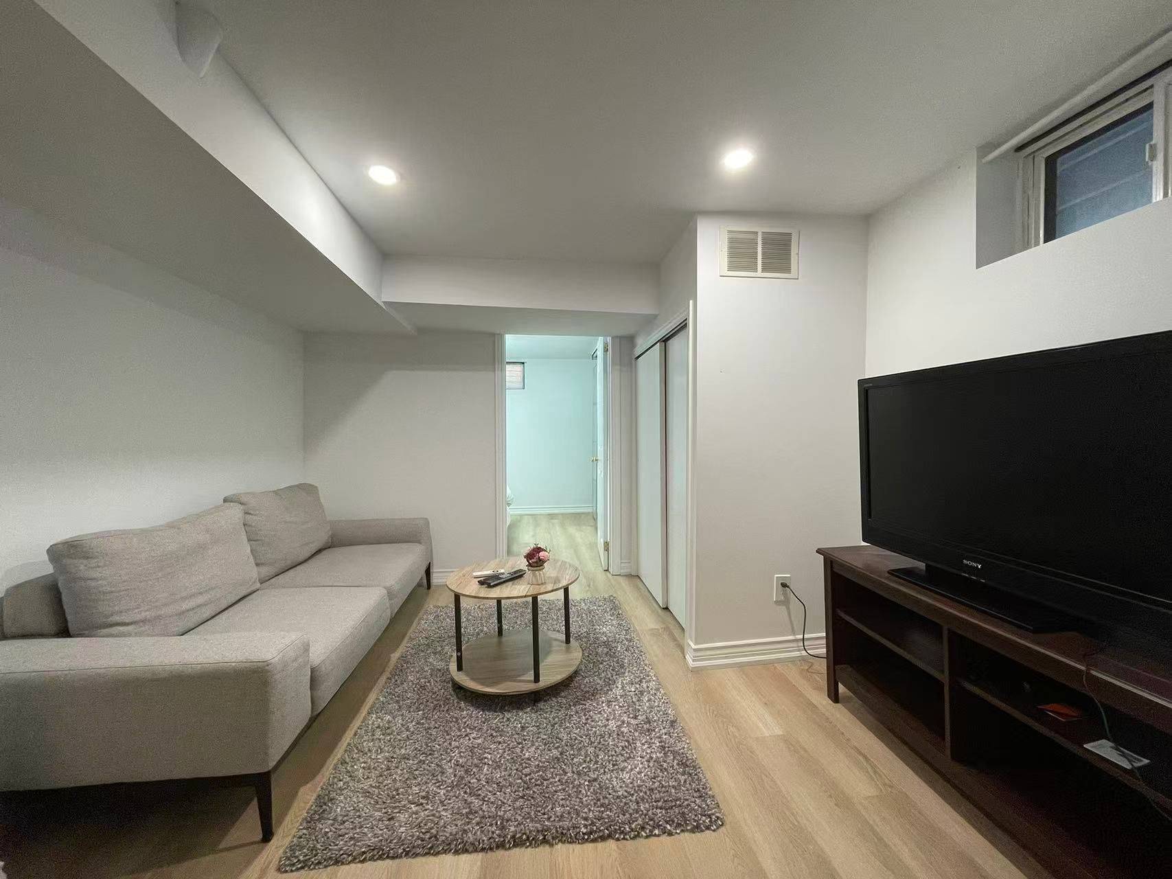 Richmond Hill, ON L4C 2V5,382 Lynett CRES #BASEMENT