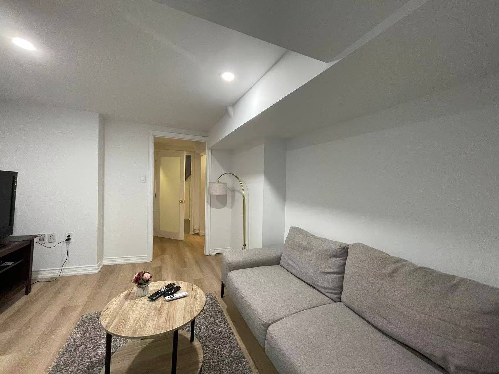 Richmond Hill, ON L4C 2V5,382 Lynett CRES #BASEMENT