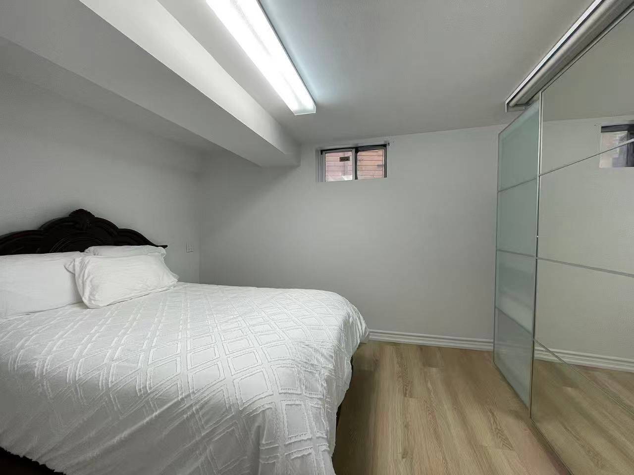 Richmond Hill, ON L4C 2V5,382 Lynett CRES #BASEMENT