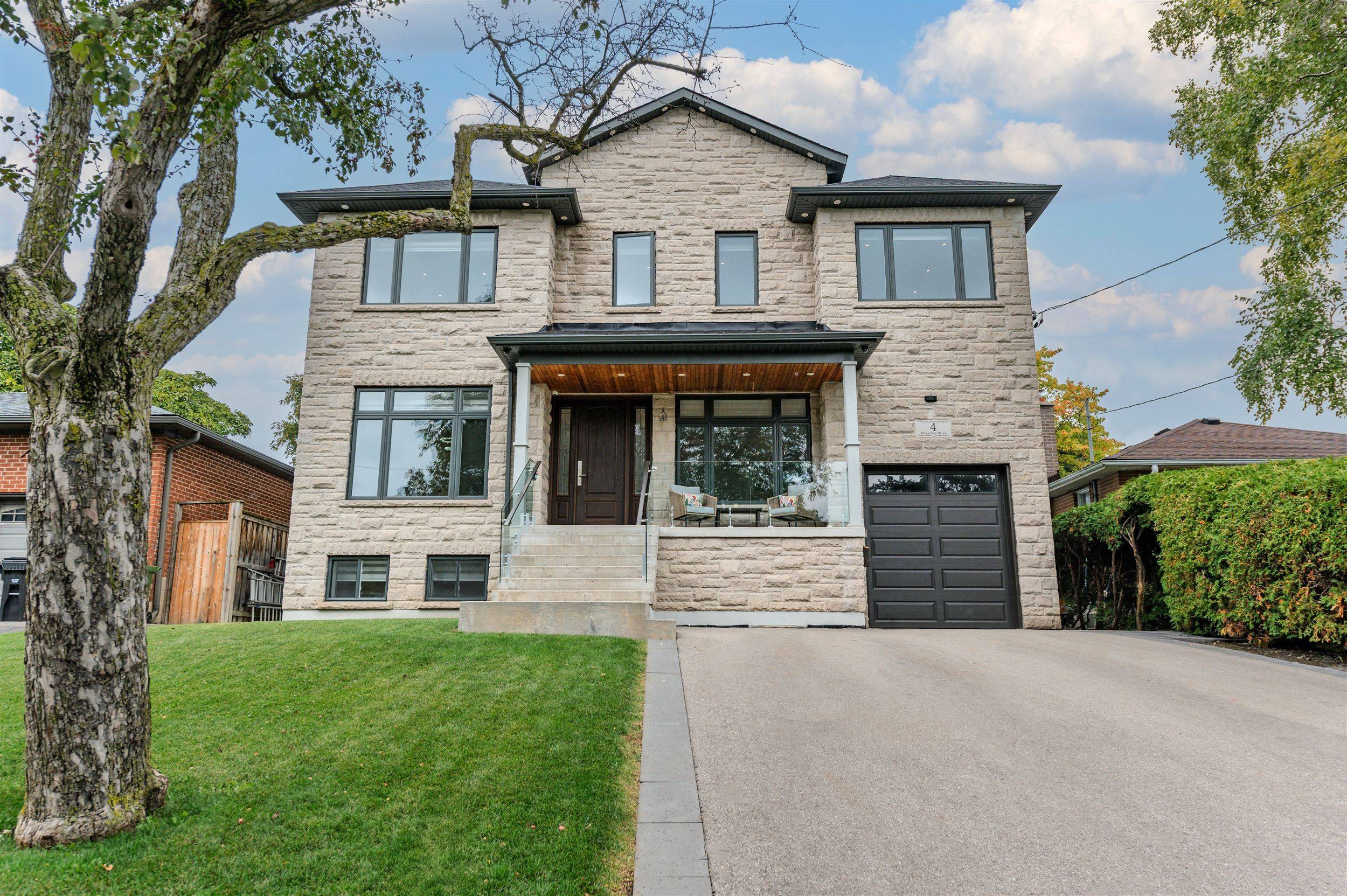 Toronto W08, ON M9B 2S9,4 Dunrobin DR