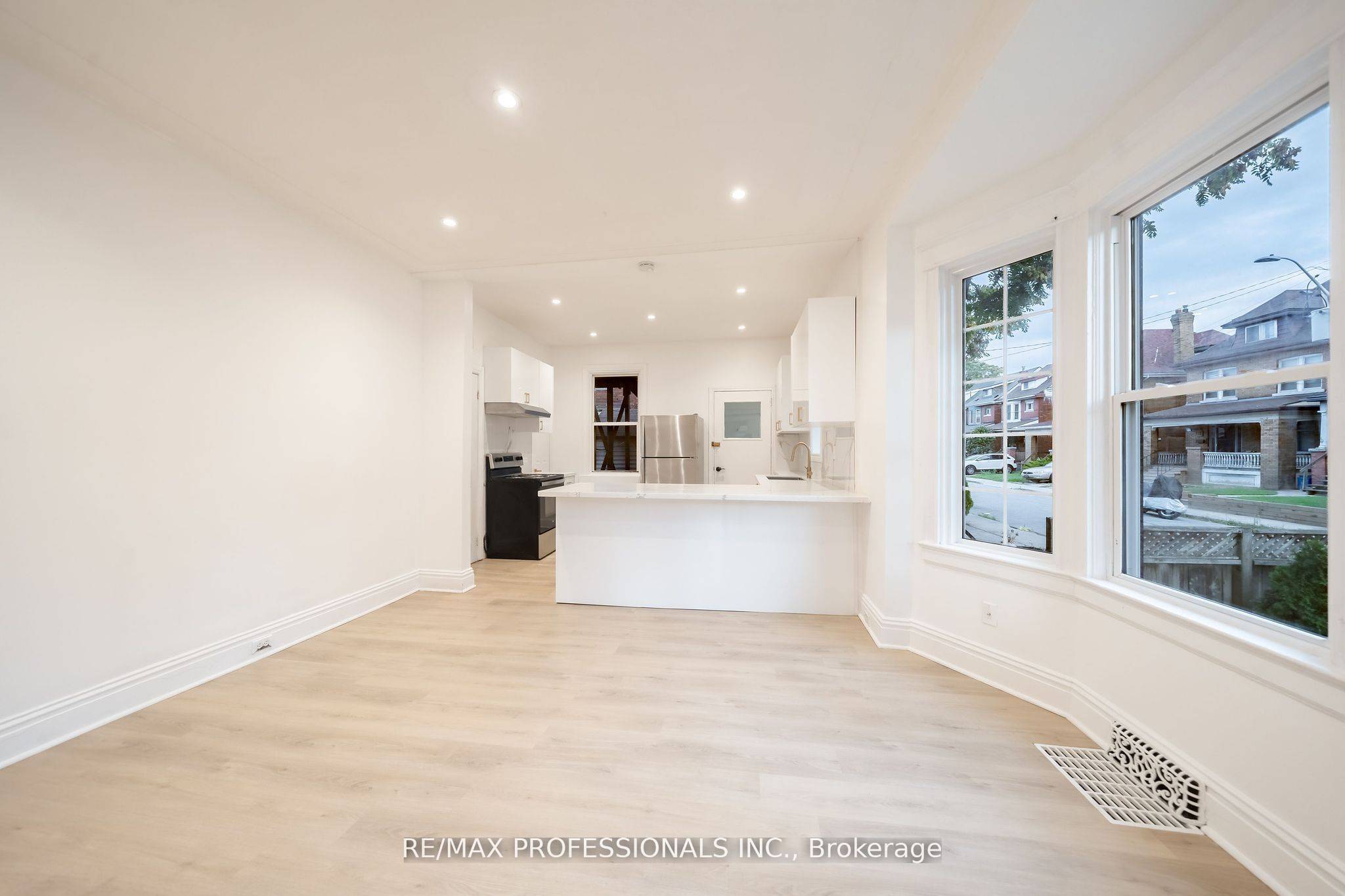 Hamilton, ON L8M 3B4,129 Balsam AVE S