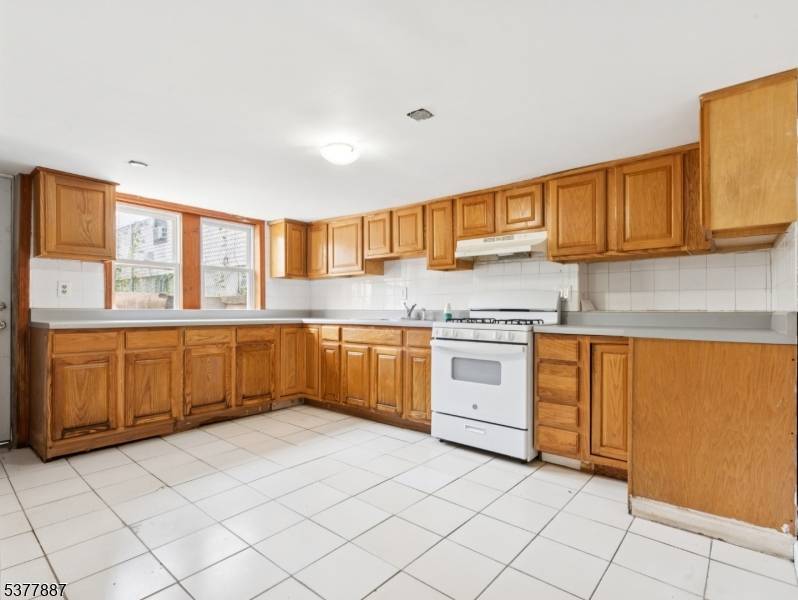 Newark City, NJ 07105,85 Lang St