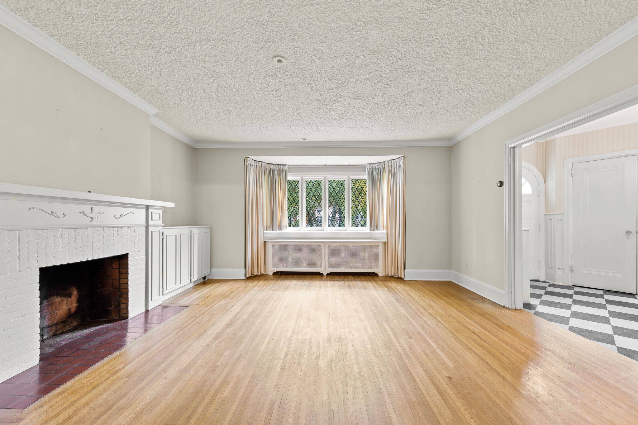 Toronto C03, ON M5P 1W8,37 Elderwood DR