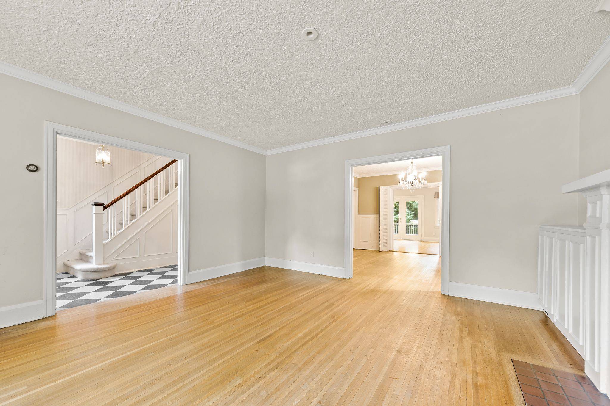 Toronto C03, ON M5P 1W8,37 Elderwood DR