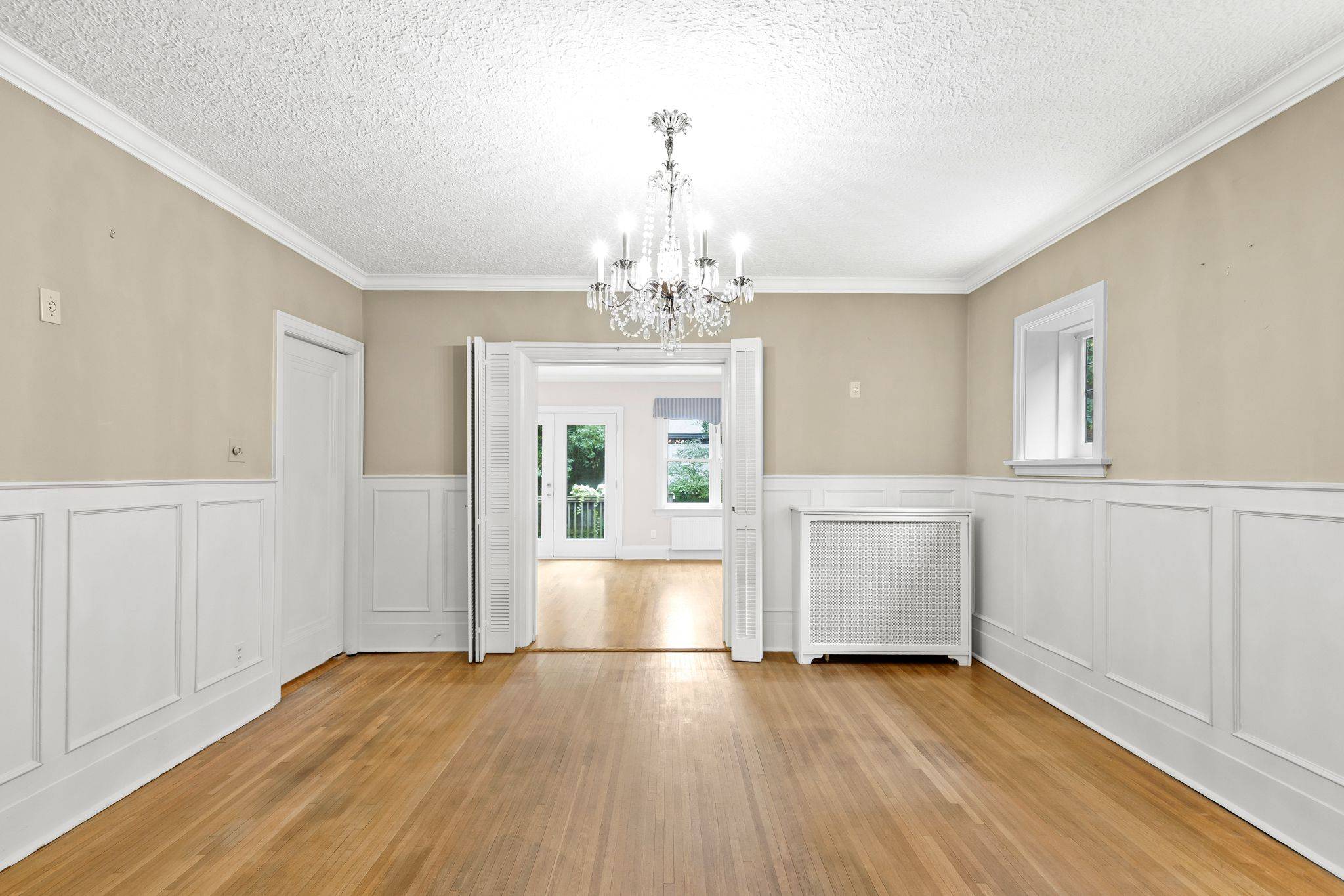 Toronto C03, ON M5P 1W8,37 Elderwood DR